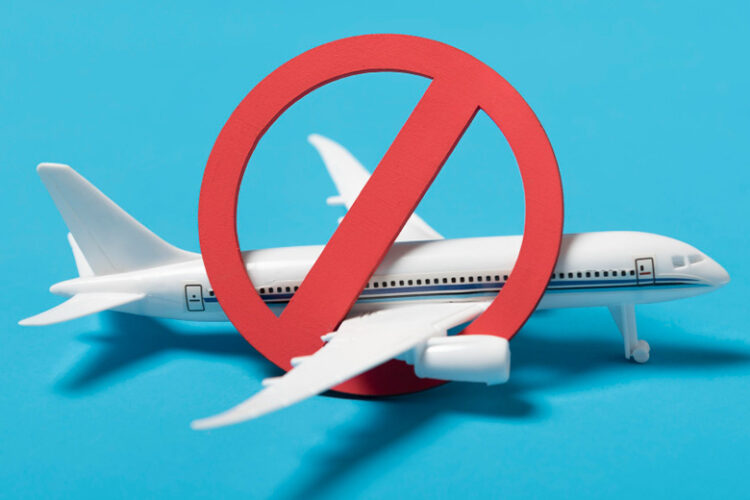 Empresa aérea foi condenada a pagar danos materiais e morais por cancelamento de voo sem justificativa